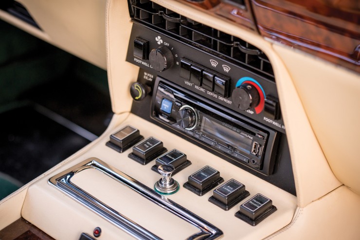1987_Aston_Martin_V8_Vantage_07