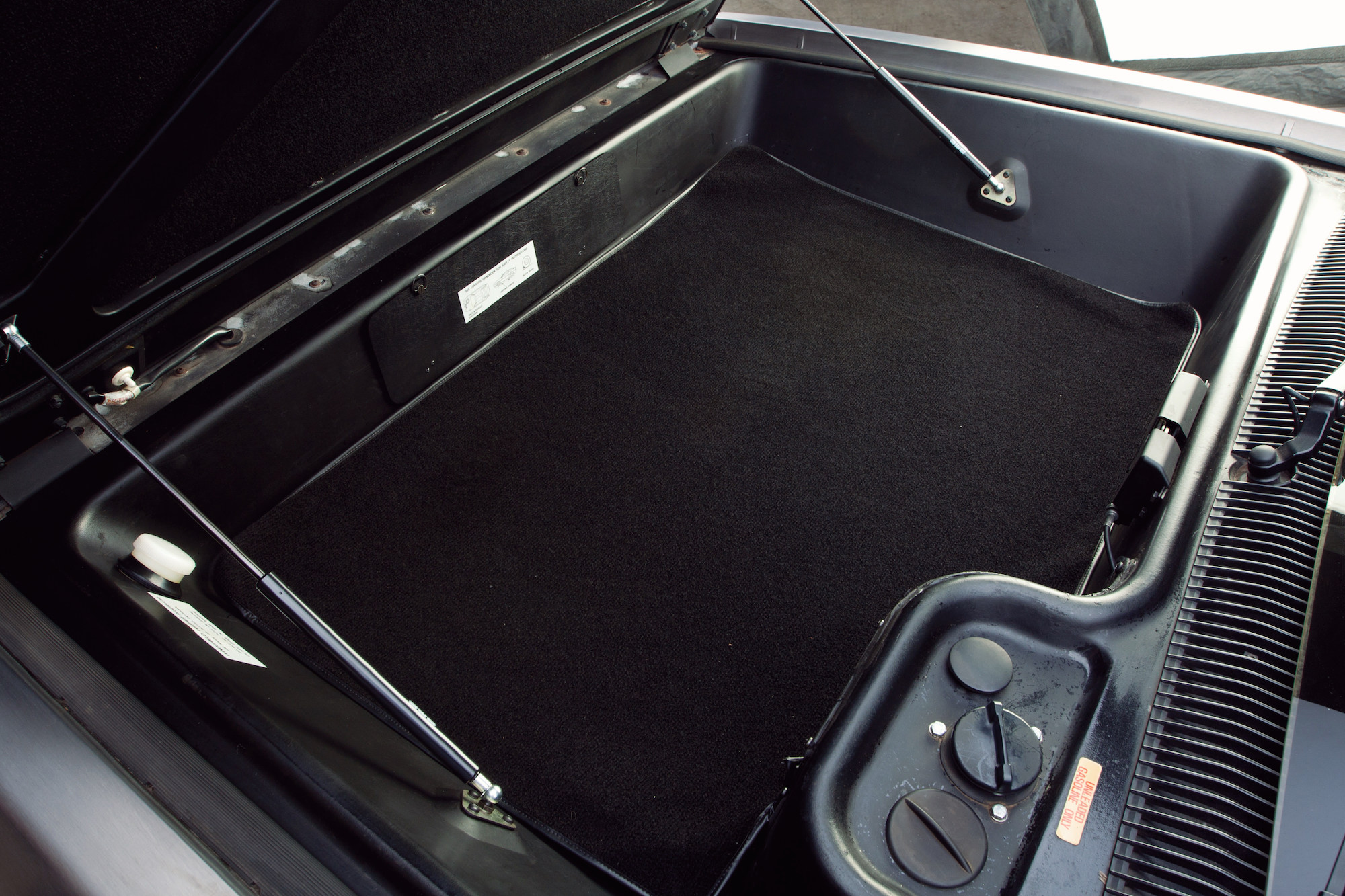 DeLorean_DMC-12_03
