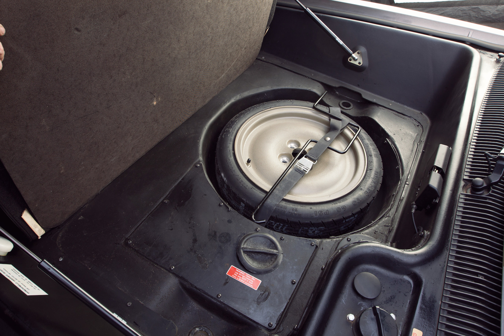 DeLorean_DMC-12_04