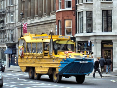 strange_bus_04