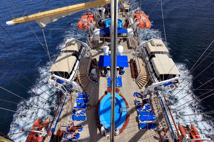 Royal-Clipper-04